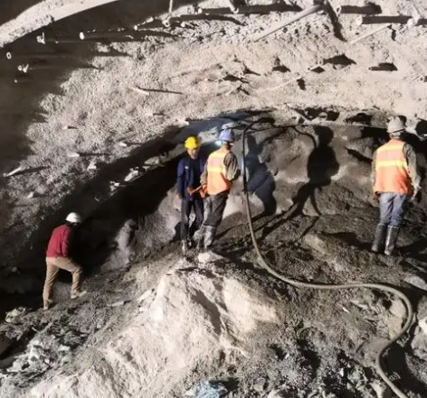 周宁隧道拱顶带模注浆料，微膨胀注浆料的特点及施工工艺